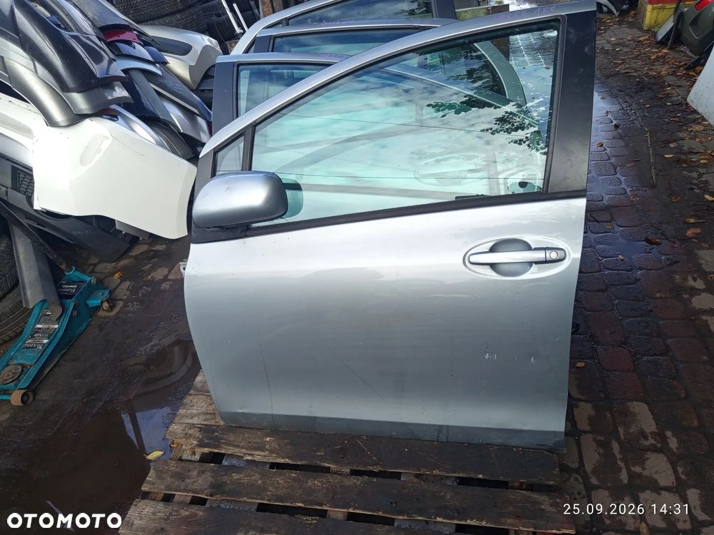 DRZWI OSPRZĘT DRZWI TOYOTA YARIS II LEWE PRZEDNIE KOD KOLORU 1F8 209 SZYBA KLAMKA ZAMEK BOCZEK OGRANICZNIK