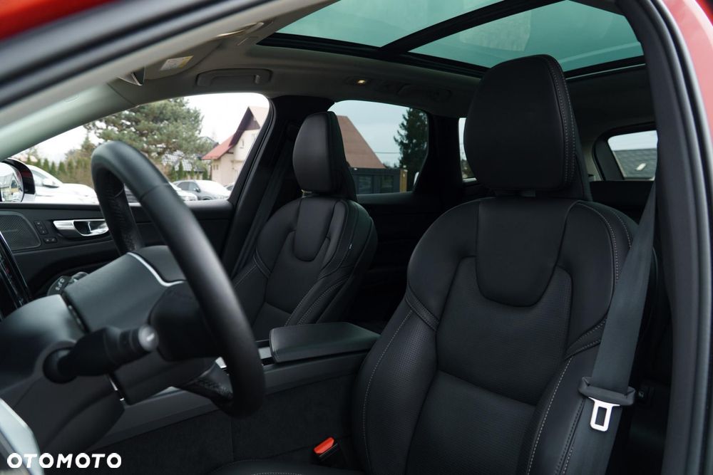 Volvo XC 60 T6 Plug-In Hybrid AWD Plus Dark - 12