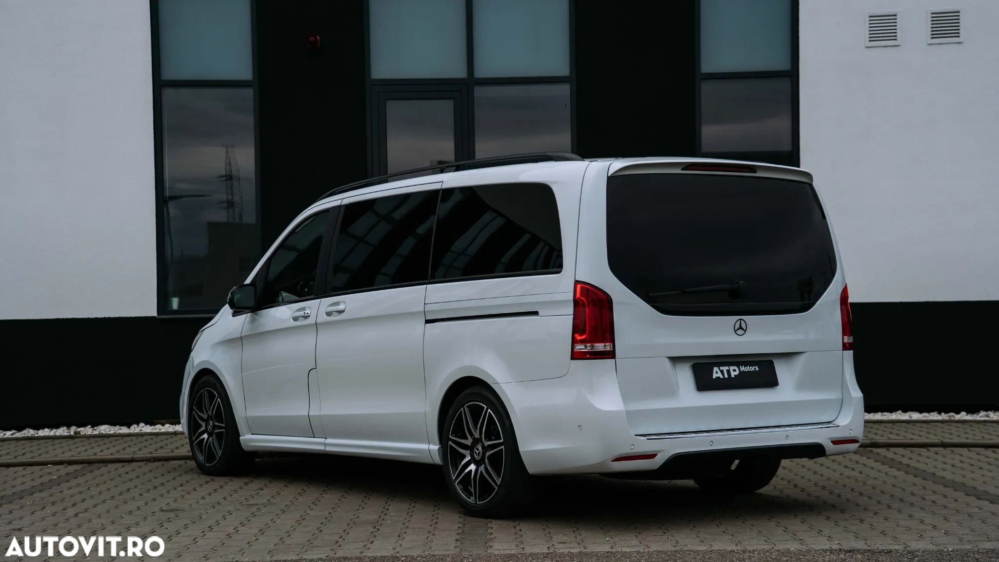 Mercedes-Benz V - 8