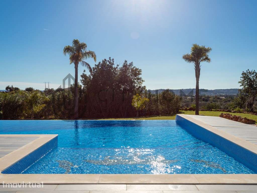Moradia T4 com piscina infinita em terreno amplo em Silves - Grande imagem: 2/45