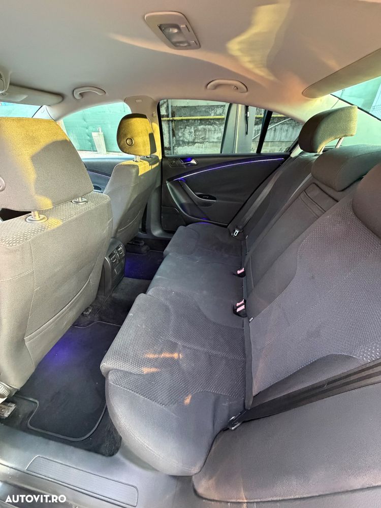 Volkswagen Passat 1.9 TDI Highline - 12