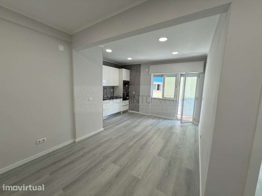 Vede-se T1 Totalmente Remodelado no Coração da Amadora (Venteira) - Grande imagem: 3/9
