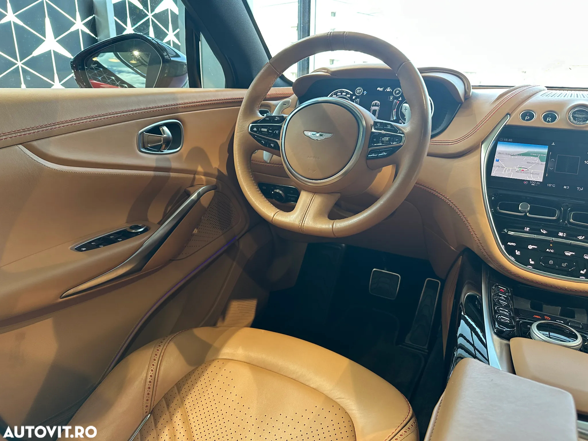Aston Martin DBX - 11