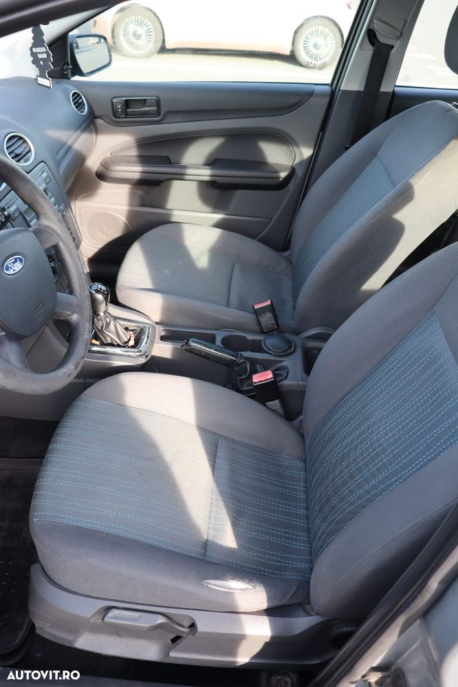 Ford Focus 1.4i Ambiente - 9