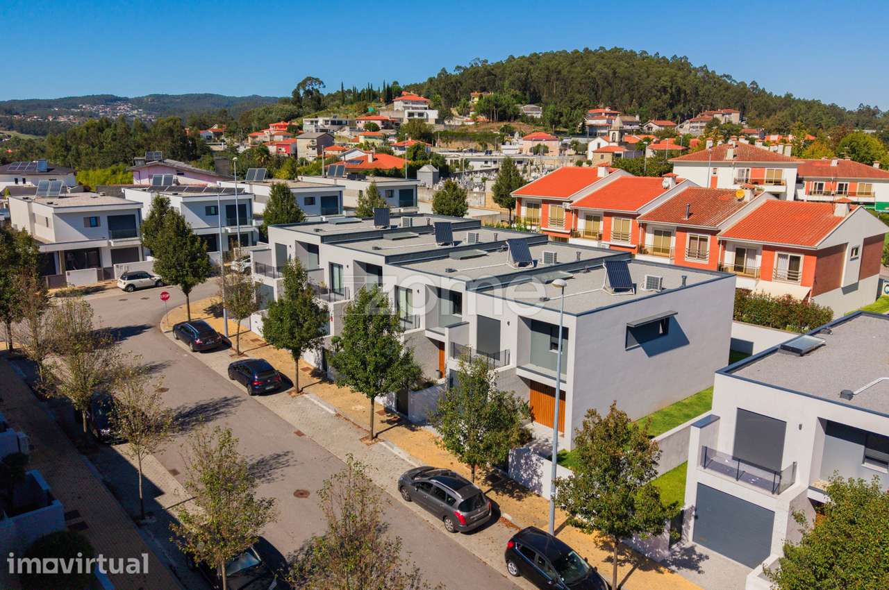 Moradia T3 Semi-Nova em Santa Eulália - Famalicão - Grande imagem: 3/36