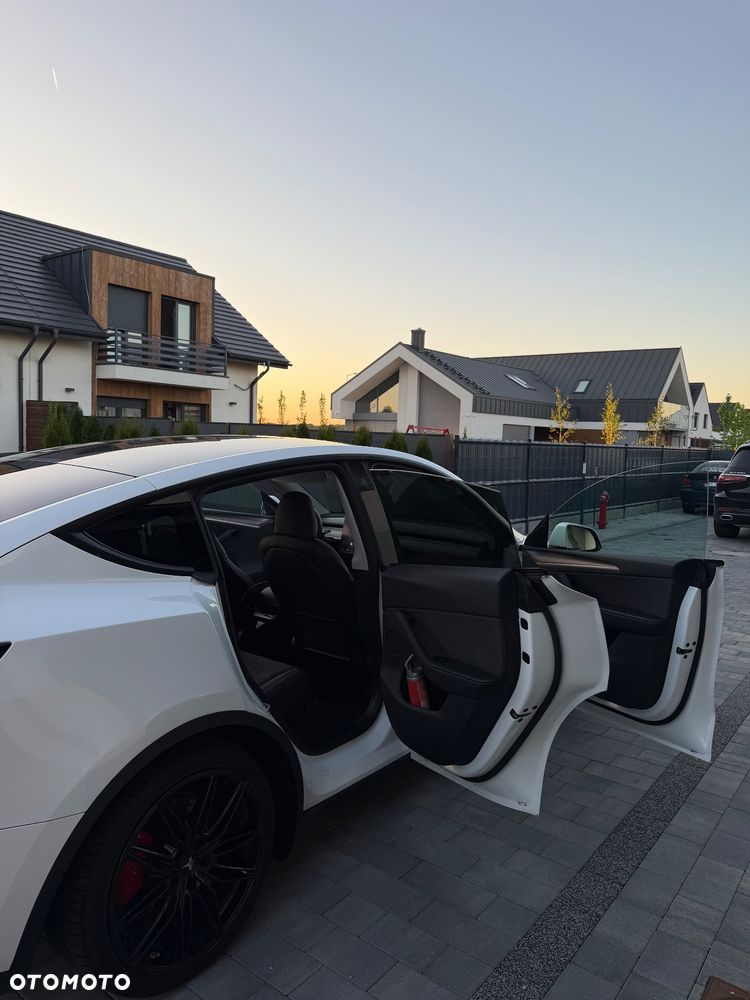 Tesla Model Y Performance AWD - 10