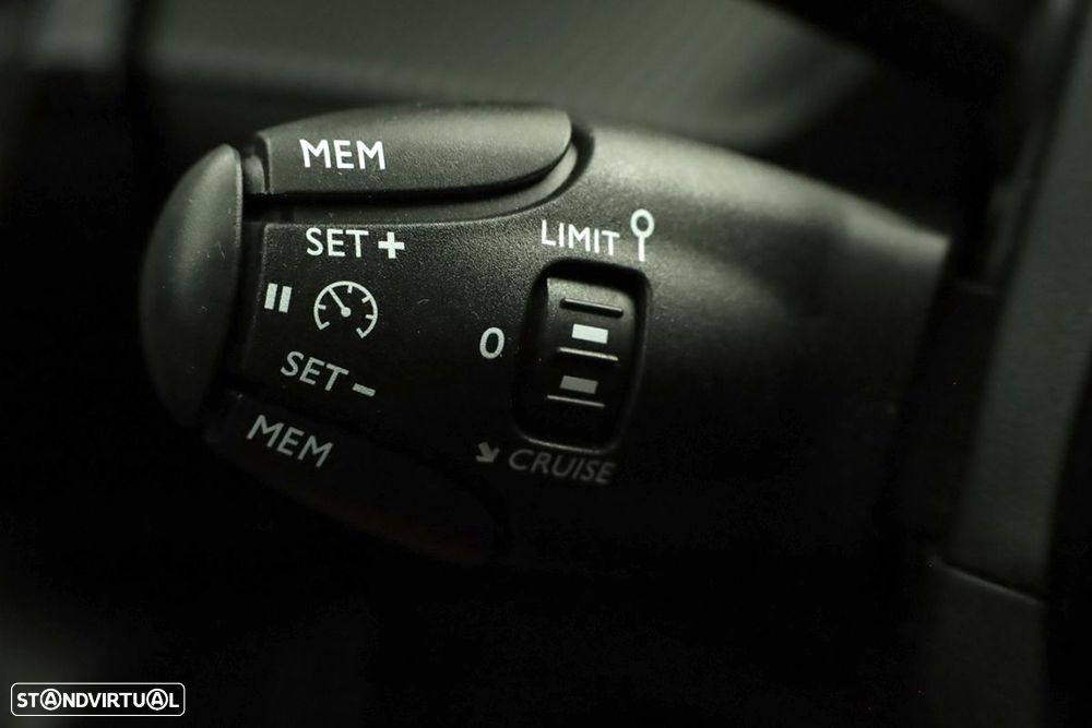 Peugeot 2008 1.2 PureTech Allure - 17