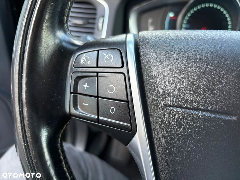 Volvo V60 D6 AWD Plug-in Hybrid Momentum - 13