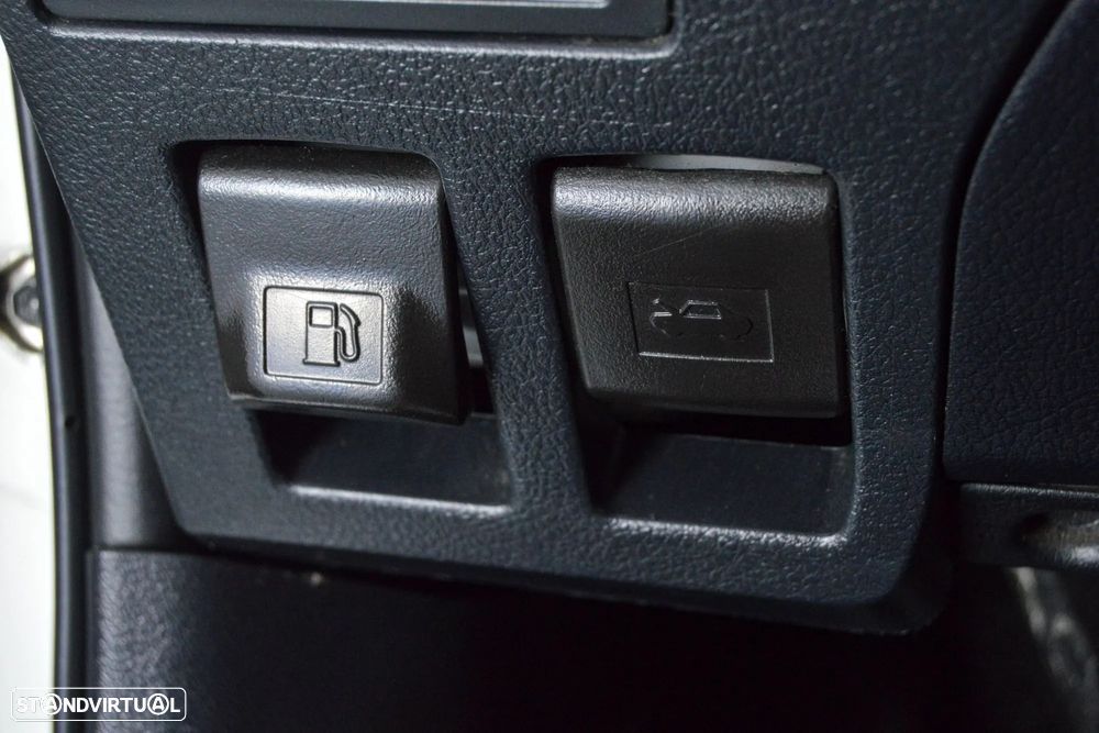 Toyota Hilux 2.4 D-4D 4X2 Cabine Dupla 5L - 33