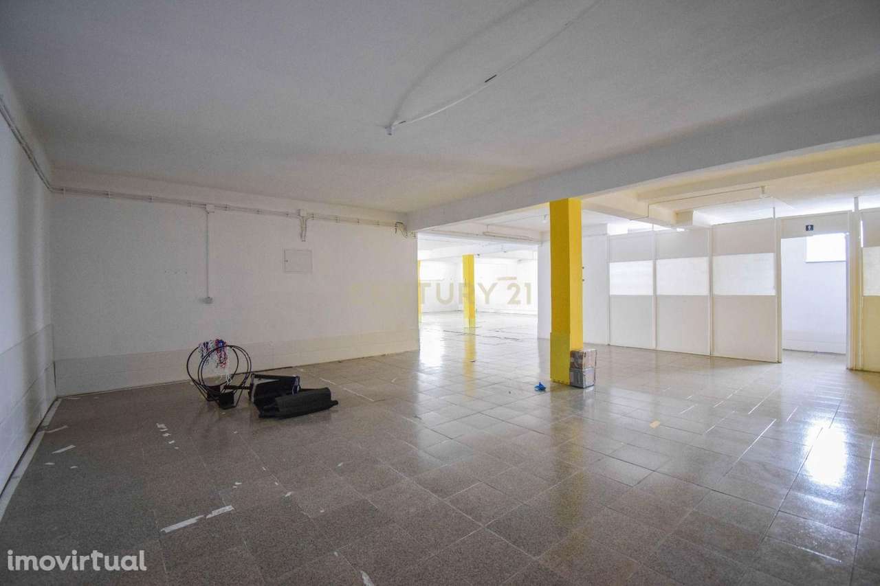 Vende-se armazém / garagem de 220m² em S. Martinho do Bispo - Excelent - Grande imagem: 5/16