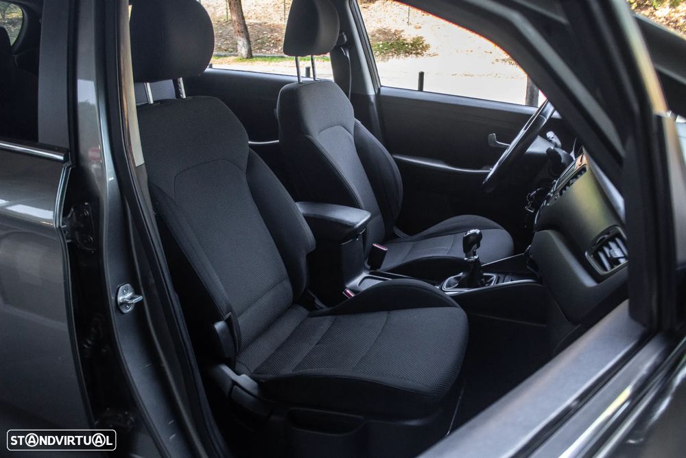 Kia Carens 1.7 CRDi ISG TX - 23
