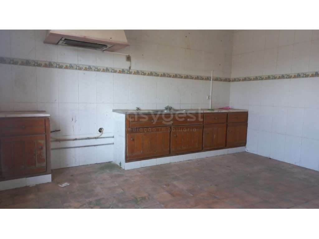 Moradia Versátil com Espaço Comercial a 15 min de Santarém - Grande imagem: 2/22