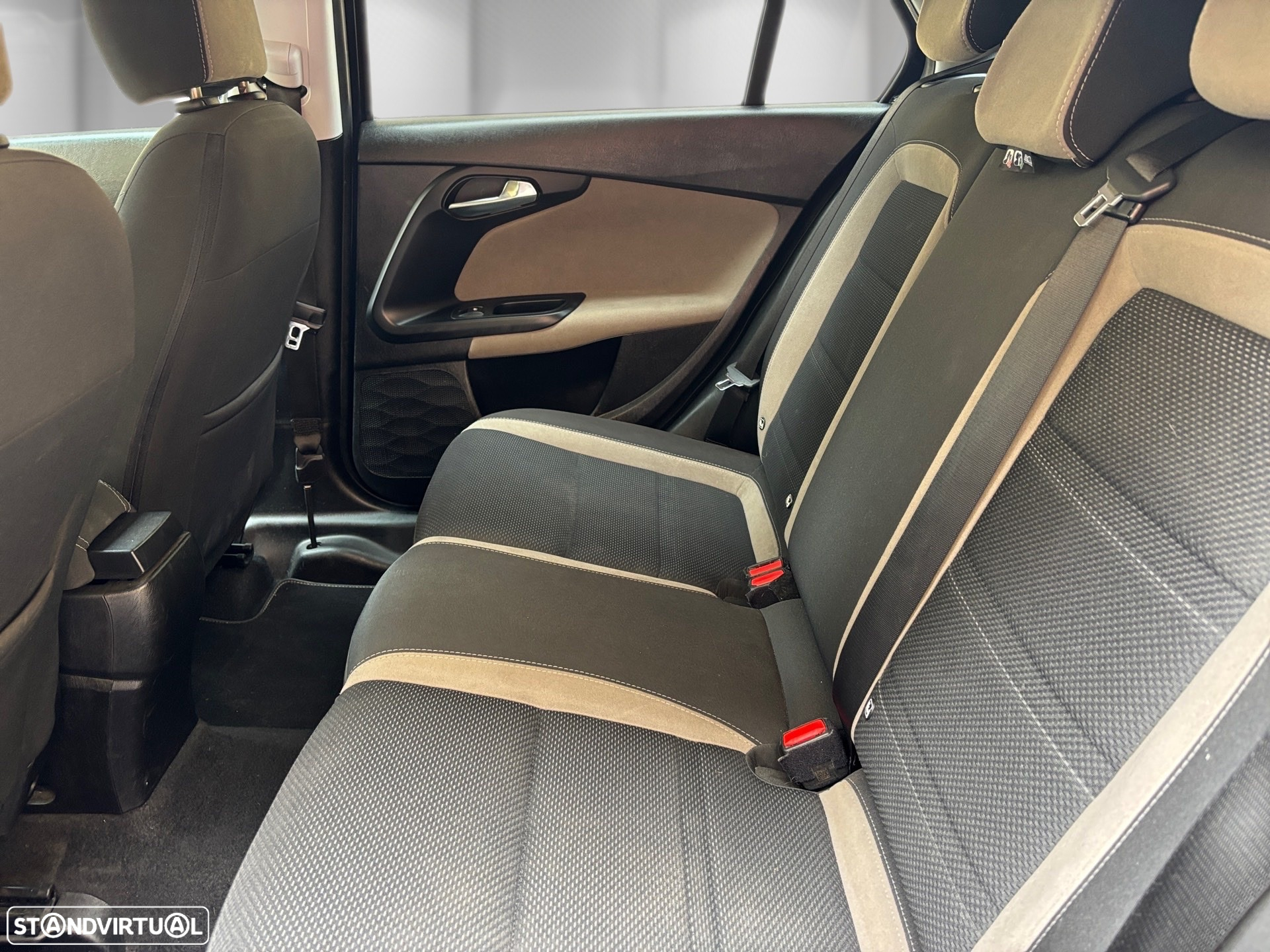 Fiat Tipo Station Wagon 1.3 M-Jet Lounge Tech - 16