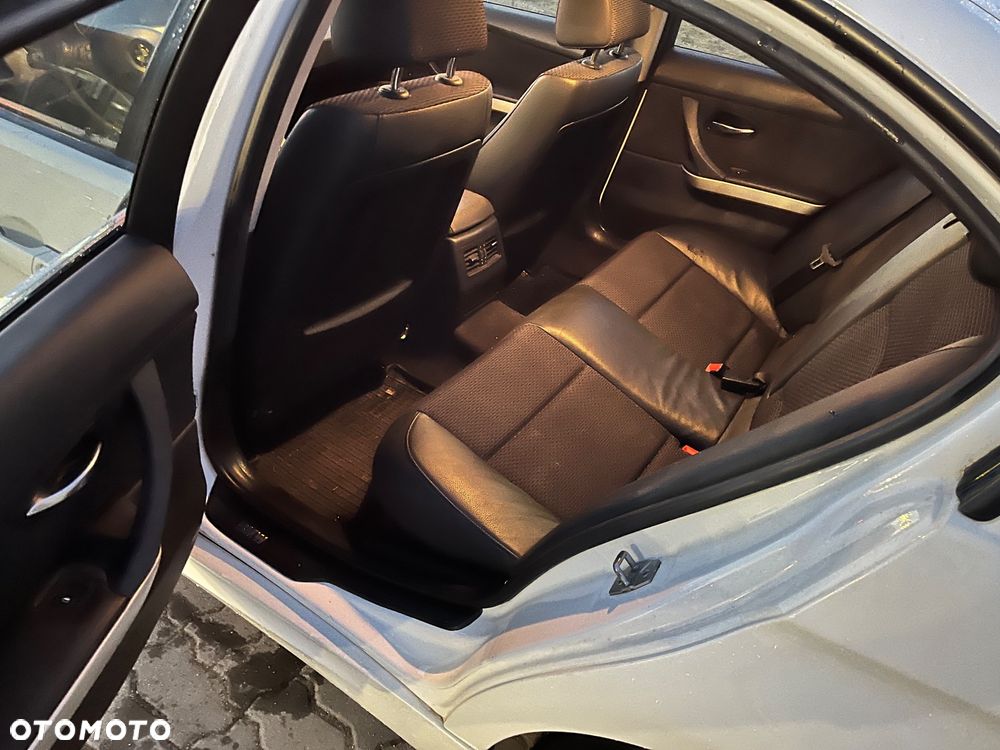 BMW Seria 3 320i - 5
