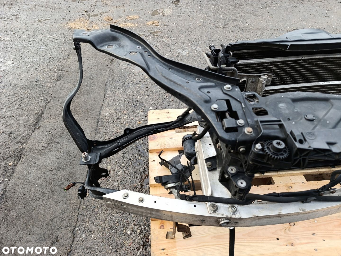 MERCEDES W212 LIFT PAS PRZEDNI CHŁODNICE 350 CDI - 2