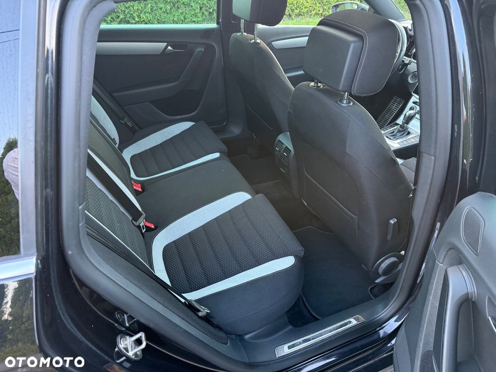 Volkswagen Passat 2.0 TDI DSG BlueMotion Technology R-Line - 13