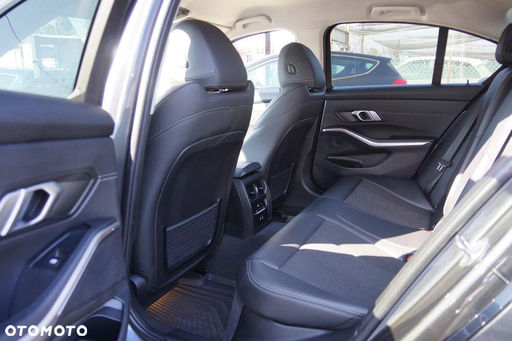 BMW Seria 3 320d xDrive Sport Line - 31
