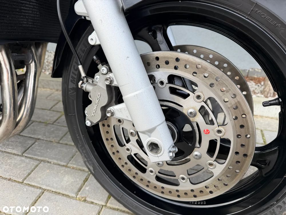 Suzuki GSR - 13