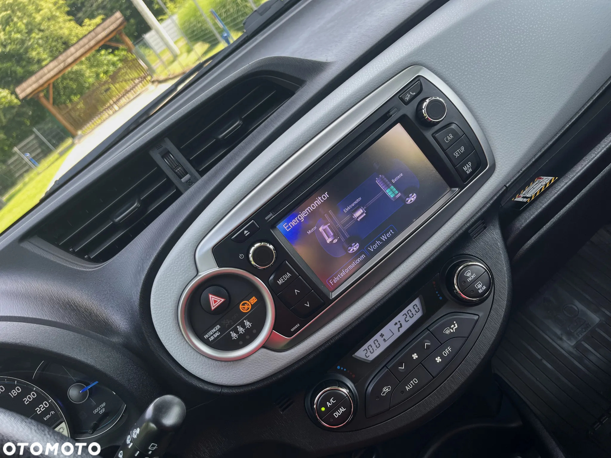 Toyota Yaris Hybrid 100 Premium - 22