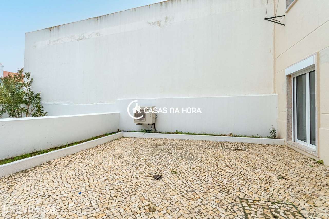 T1 renovado com logradouro na Rua Soares dos Reis em Campolide - Grande imagem: 2/30