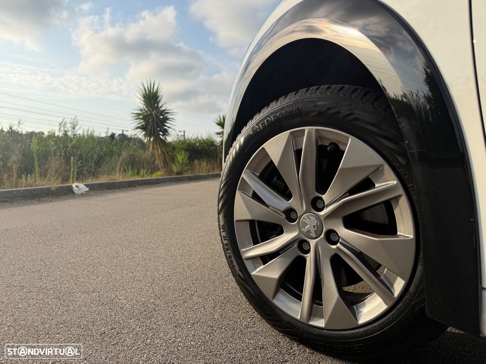 Peugeot e-208 Allure Pack - 21