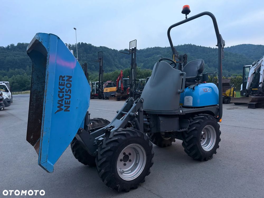 Wacker Neuson 1001 Wozidło Budowlane Rolnicze 4x4. Ładowność 1 tona. Wysokie podnoszenie+KIPER Wysoki! Sprowadzone z Norweskiej szkółki roślinnej. Maszyna Jak Nowa z Salonu 665 mtg. 2023 roku. Ani Deka luzów czy wycieków. Silnik Yanmar 3cyl. Potężna moc a maszyna bardzo mała i zwinna. Szybka wolna jazda. Oświetlenie rozbudowane. Wielka Okazja!  Jazda Rewers. Hydrostatic! Opony jak Nowe! - 27