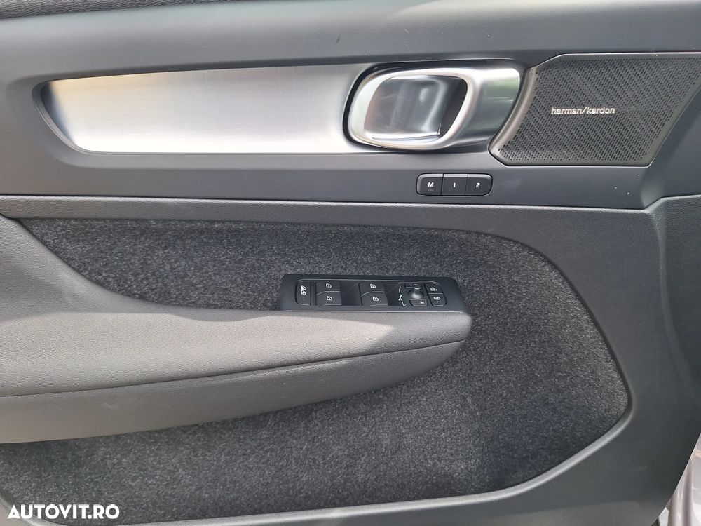 Volvo XC 40 B4 AT FWD MHEV Ultimate Dark - 37