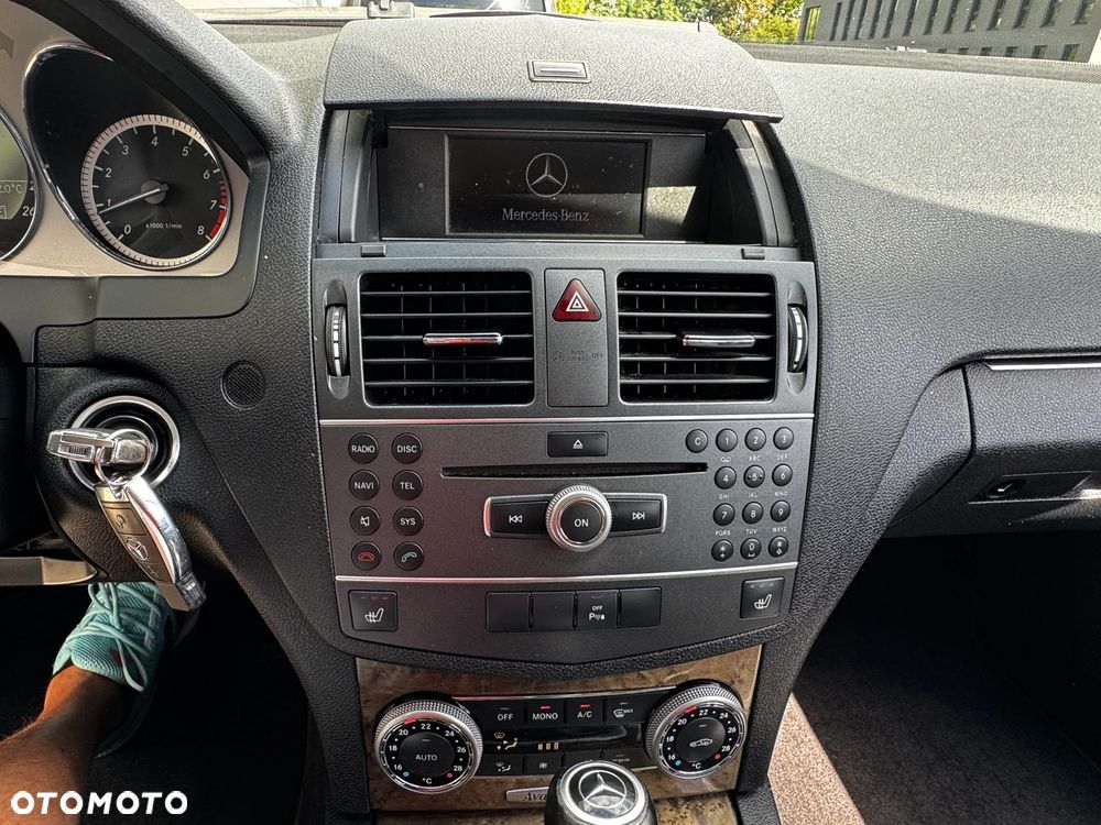 Mercedes-Benz Klasa C 180 CGI Automatik BlueEFFICIENCY Avantgarde - 25