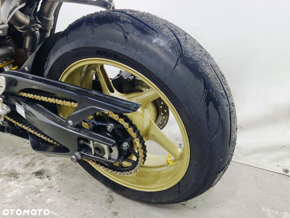 Yamaha R1 - 24
