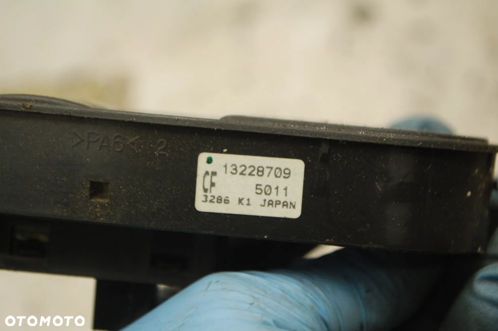 PRZEŁĄCZNIK SZYBY PANEL PRAWY PRZÓD 13228709 OPEL ASTRA III H - 4