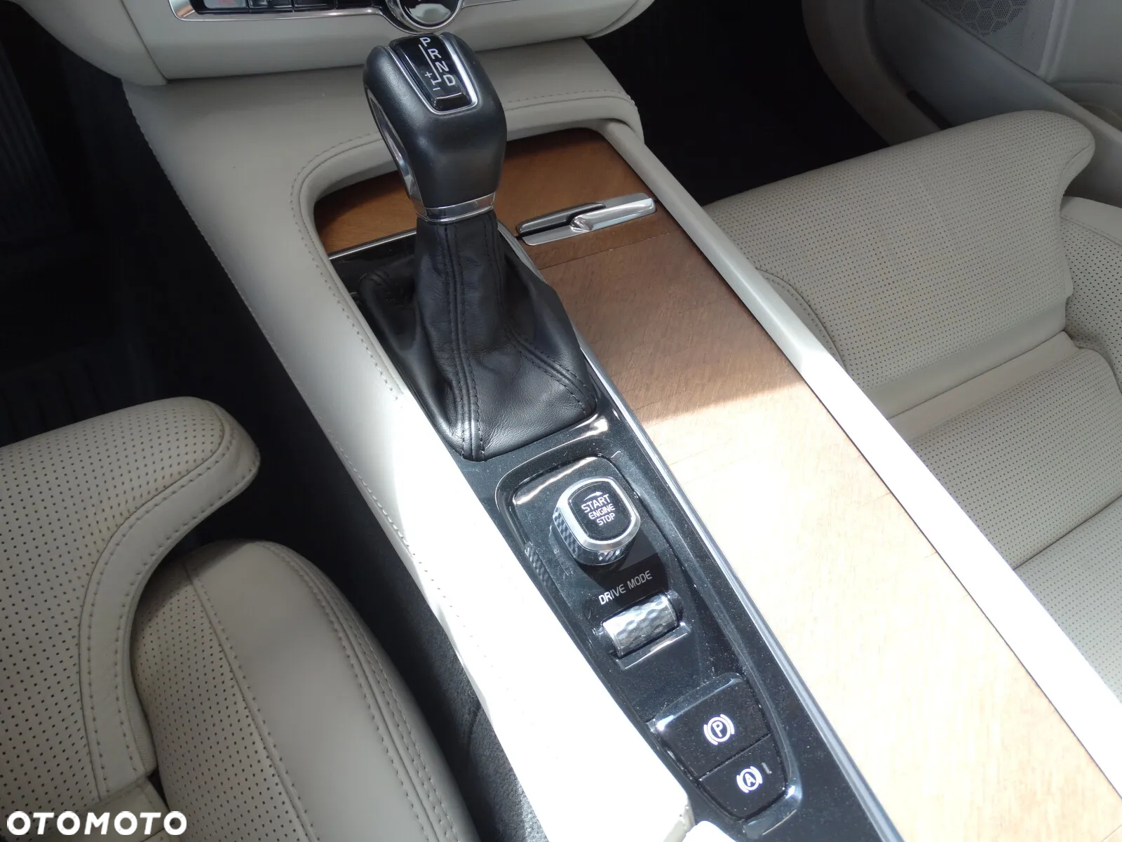 Volvo S90 T4 Momentum Pro - 26