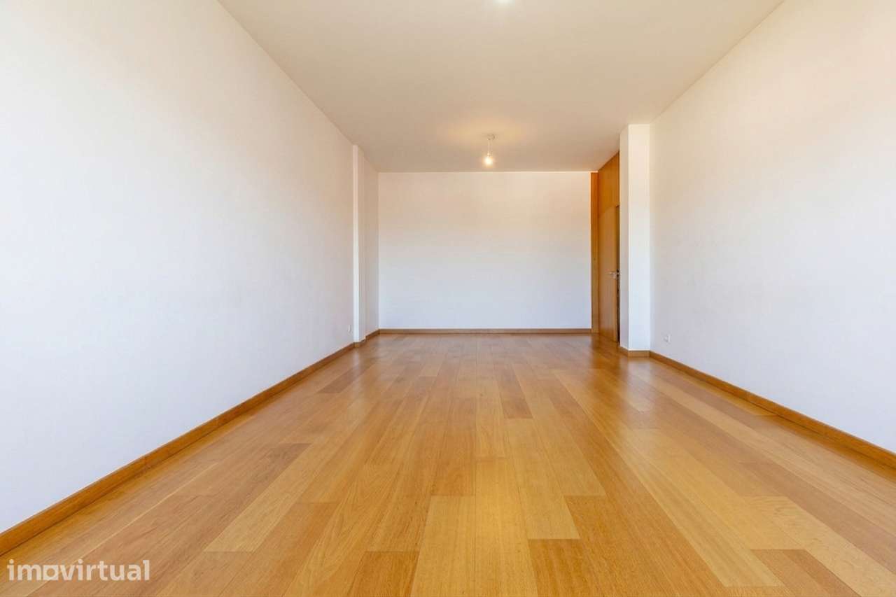 Lavradio -Apartamento T3 com varandas, lugar de parqueamento, elevador - Grande imagem: 4/25