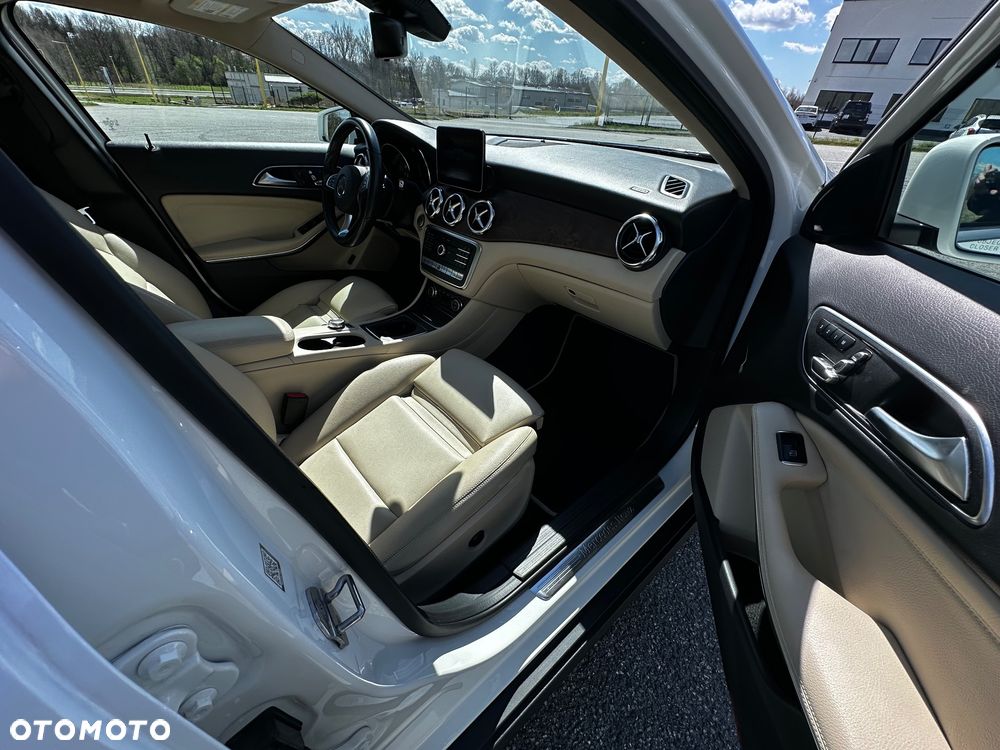 Mercedes-Benz GLA 250 4Matic 7G-DCT - 20