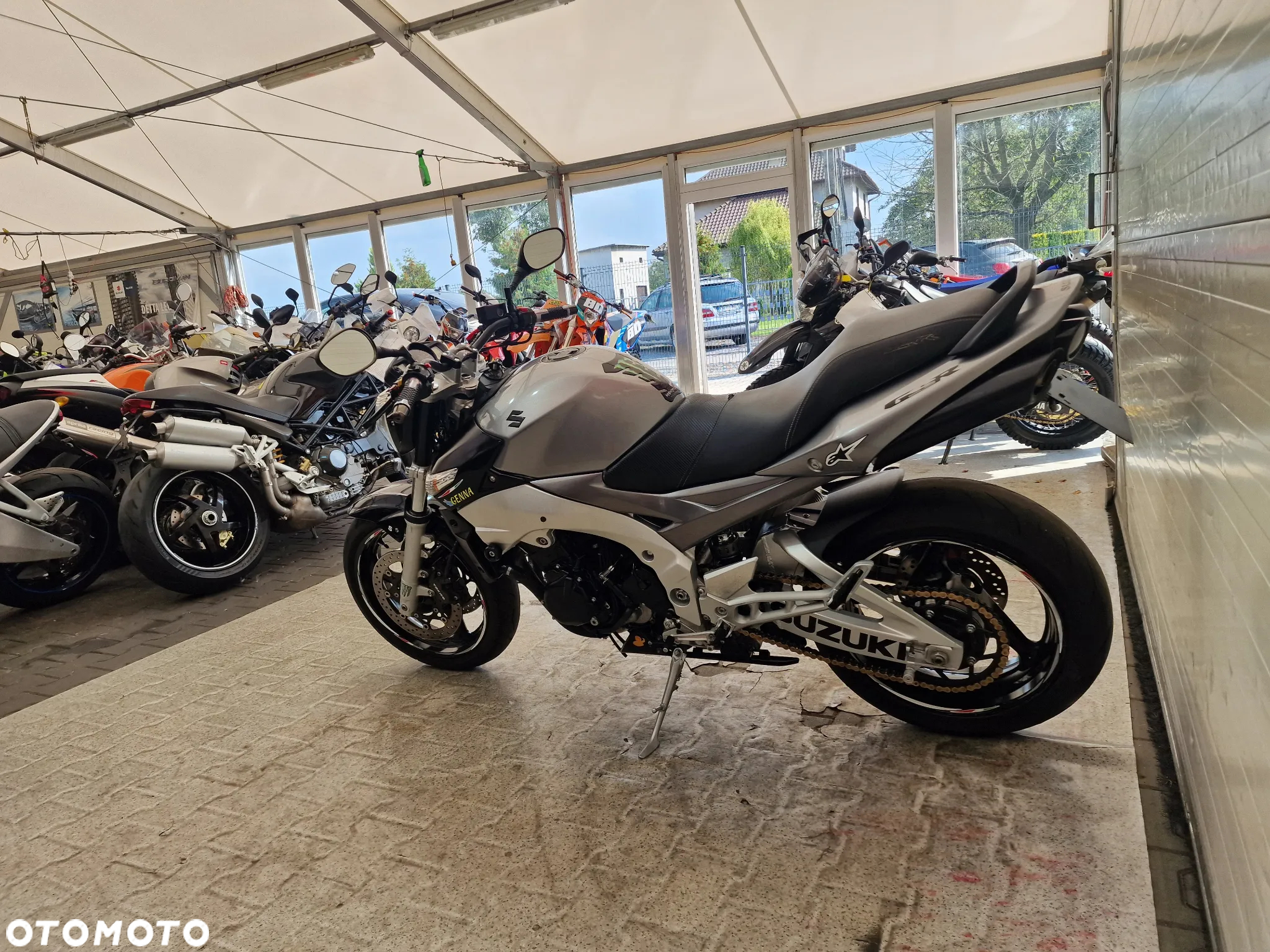 Suzuki GSR - 21
