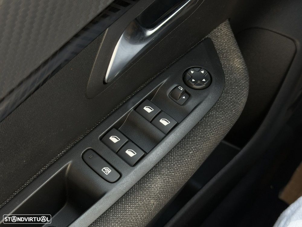 Peugeot 208 1.2 Hybrid Style e-DCS6 - 19