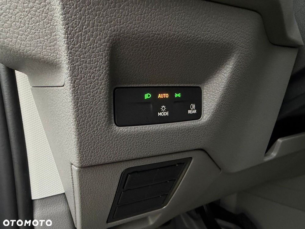 Volkswagen Crafter Crafter 35 Podwozie z pojedynczą kabiną silnik: 2,0 l EURO VI SCR 163 KM / skrzynia biegów: Przedni napęd automatyczna 8-biegowa rozstaw osi: 4490 mm - 15