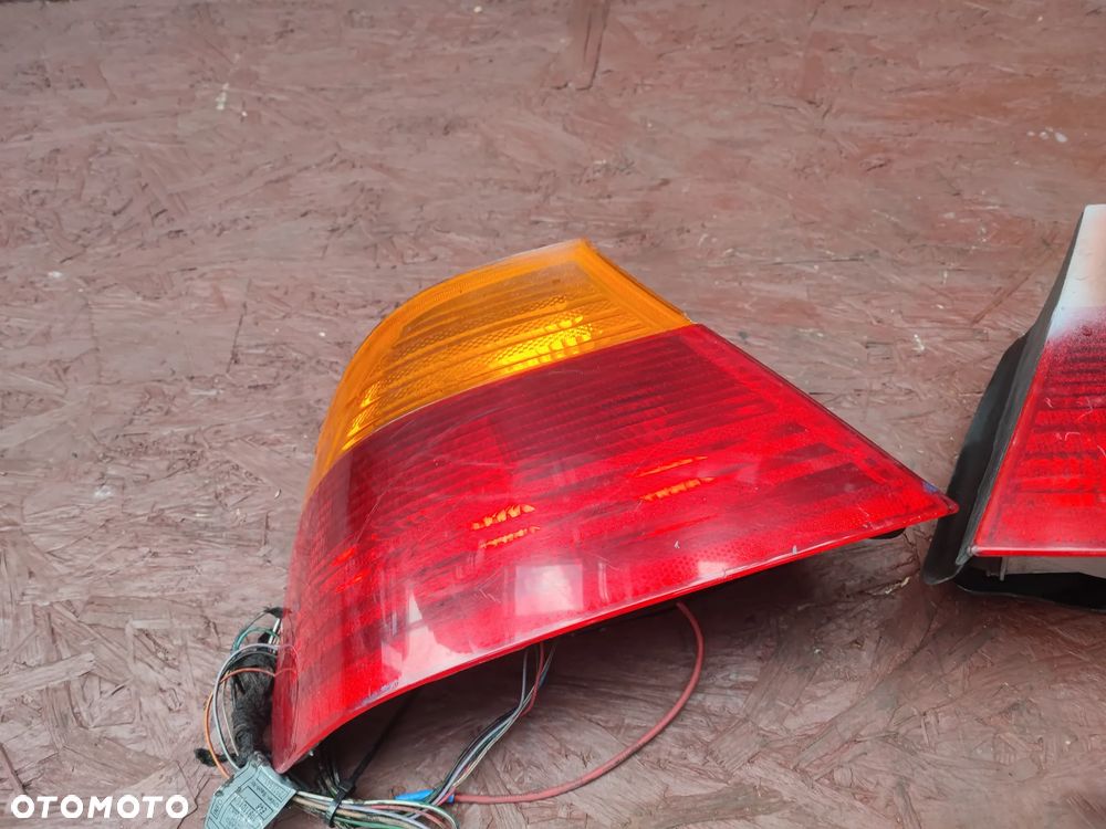 BMW E46 COUPE ORYGINALNE LAMPY TYŁ LEWA / PRAWA W BUDĘ POD POMARAŃCZOWY KIERUNEK DO DRIFTU / GRUZ O NR. 63 21 8 383 827 / 63 21 8 383 828 OEM - 8