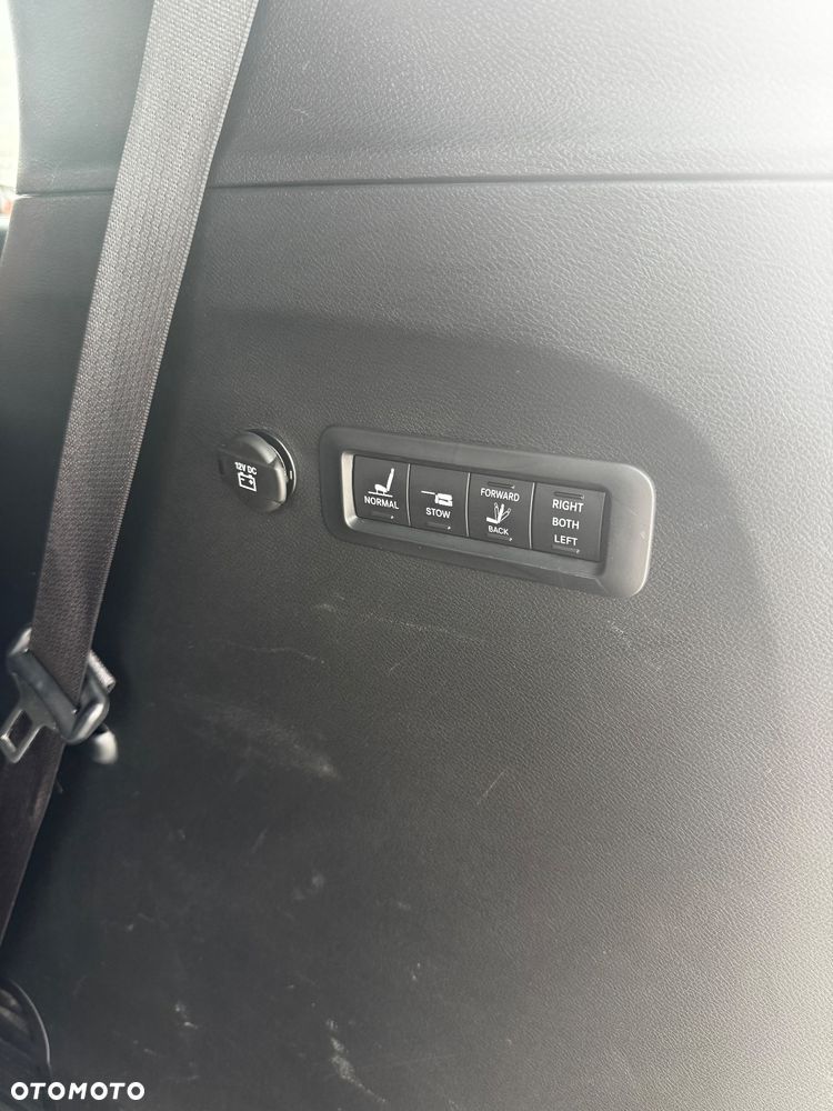 Chrysler Pacifica - 8