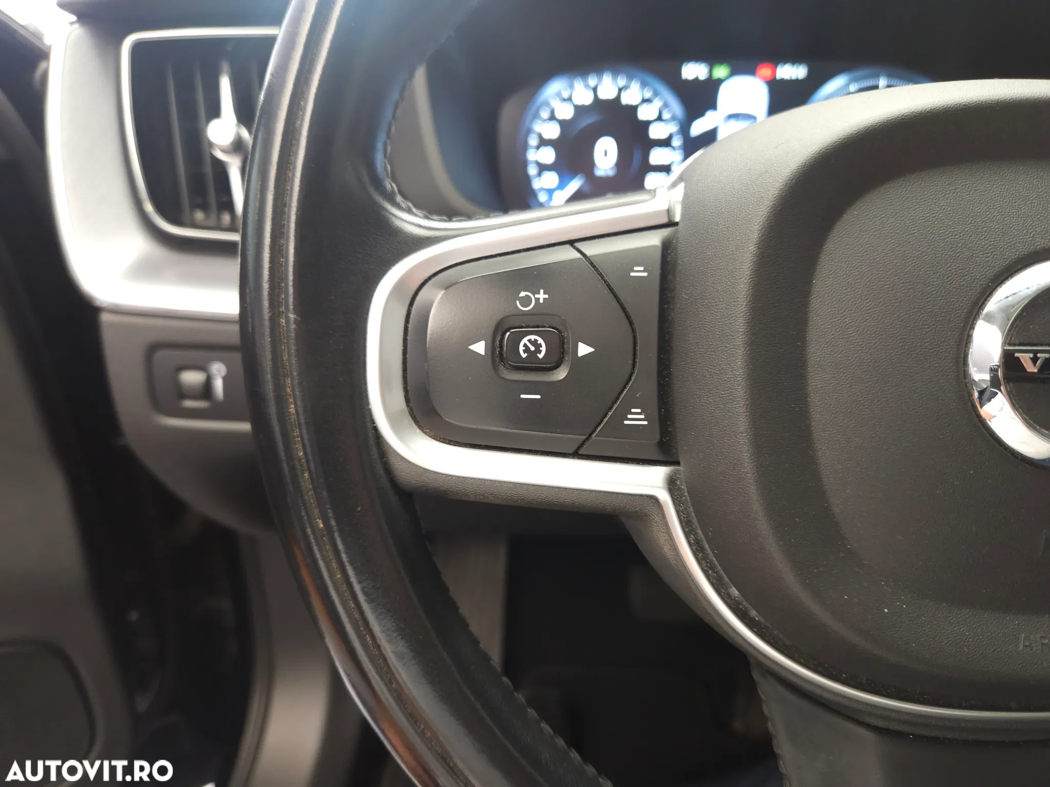 Volvo XC 60 B4 MHEV AT8 FWD Momentum Pro - 22