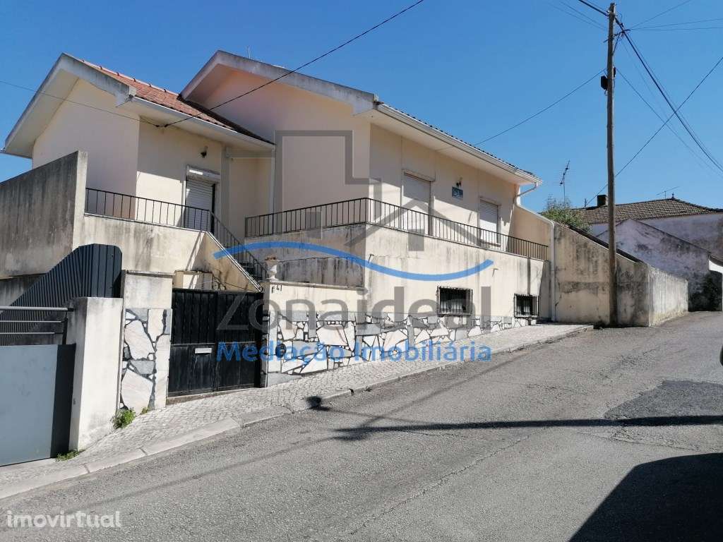 Moradia com dois pisos e logradouro, localizada em Alenquer - Grande imagem: 2/46