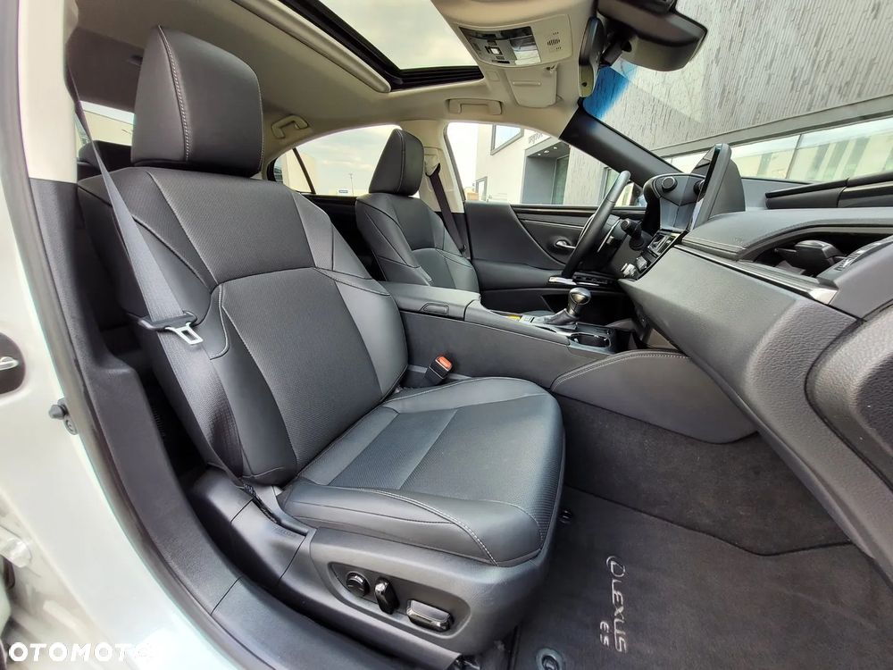 Lexus ES 300h Business Edition - 16