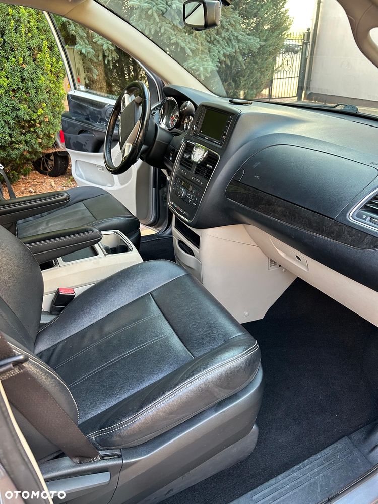 Chrysler Town & Country - 4