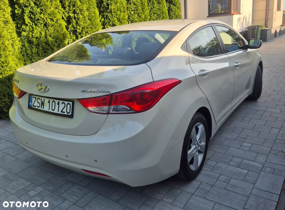 Hyundai Elantra 1.6 Comfort - 12