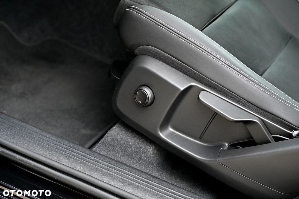 Volvo XC 40 B3 B DKG Ultra Black Edition - 20