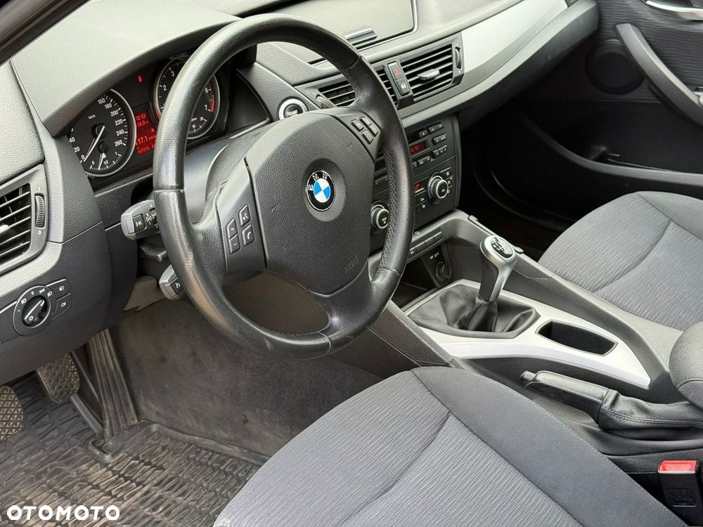 BMW X1 sDrive18i Sport Line - 18