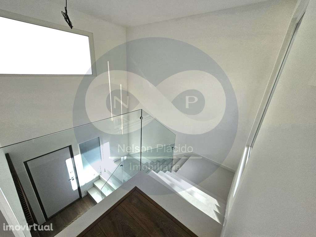 Moradia em banda T4 com Piscina Aquecida - Caneças, Odivelas, a 15 ... - Grande imagem: 2/25