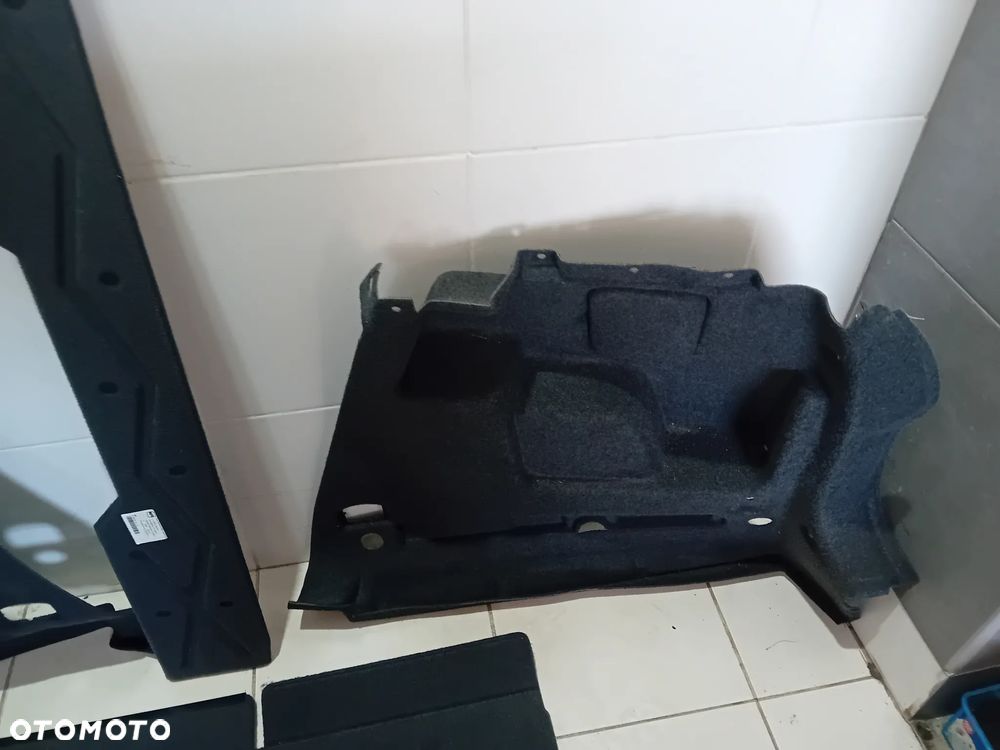wykładzina bagażnika+wspornik+boczki prawy i  lewy 5P0858855D komplet - 4