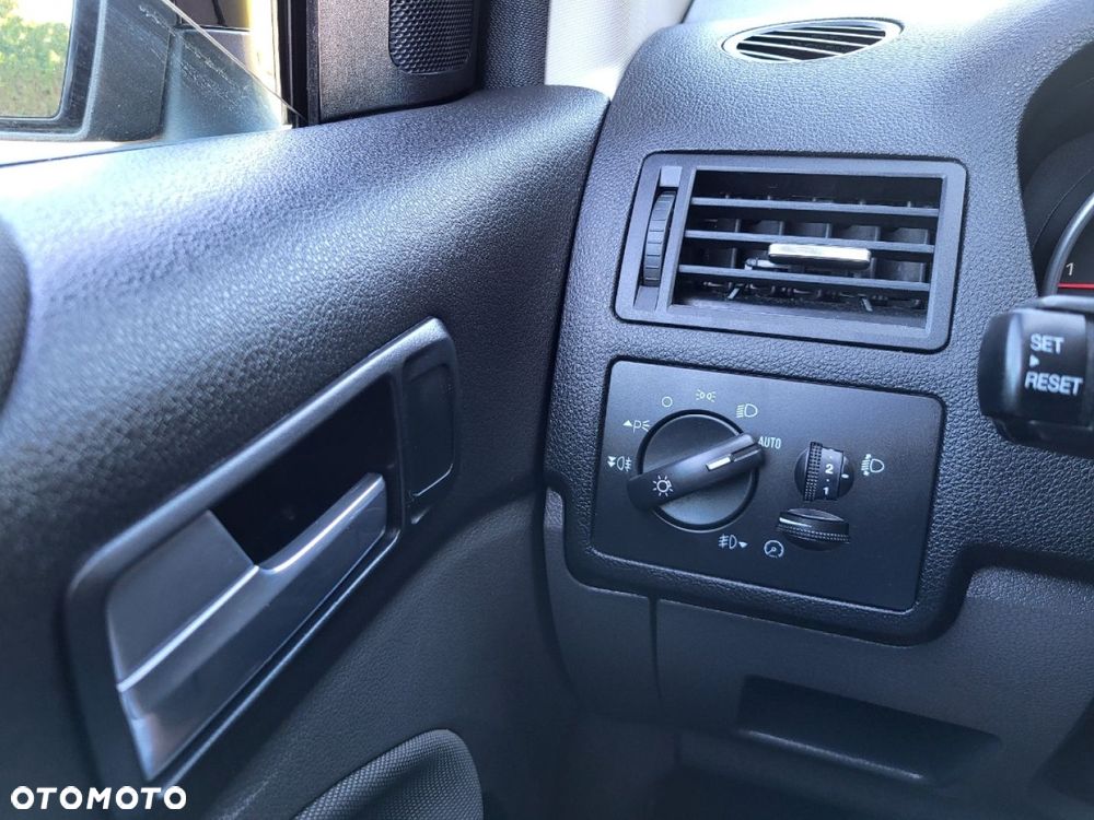 Ford Kuga - 32