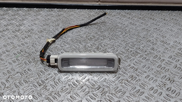 LAMPKA PODSUFITKI LED AUDI A4 B9 R2016 NR 4M0947105
