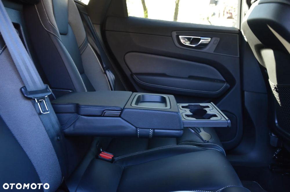 Volvo XC 60 B4 D AWD Ultimate Dark - 18